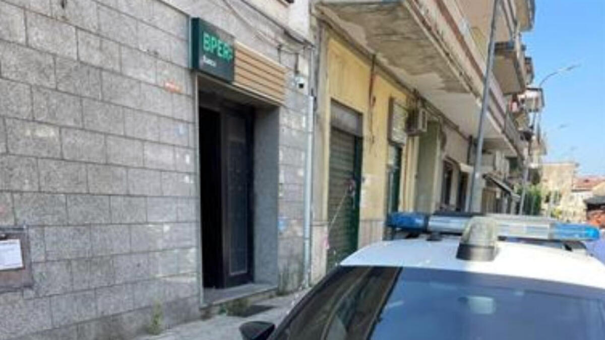 Bancari presi in ostaggio, rapina da 100mila euro - 