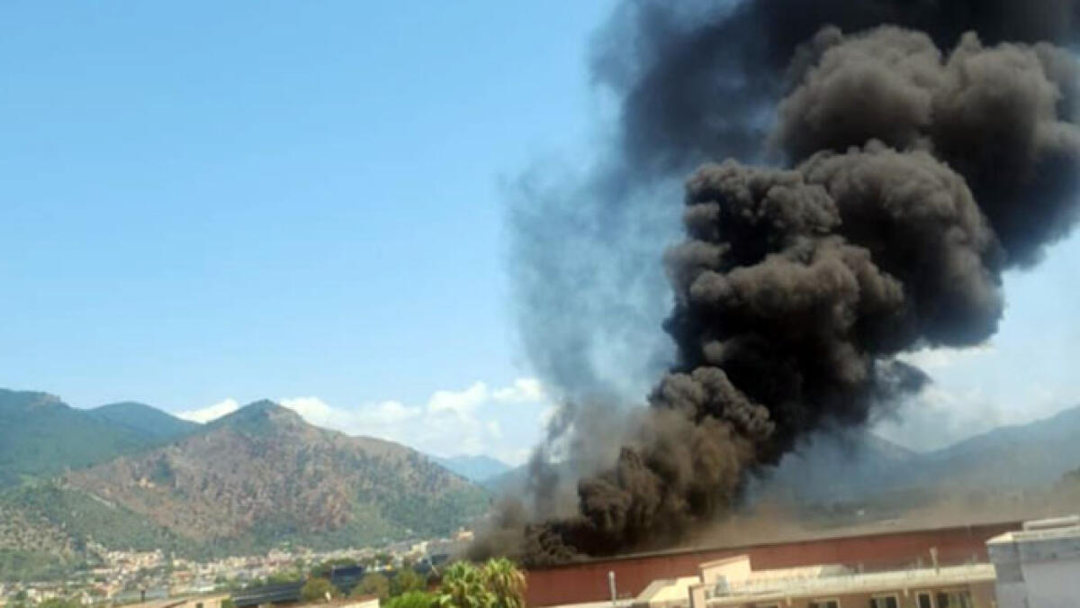 Grosso incendio a Striano, fiamme ed esplosioni in un complesso industriale - 