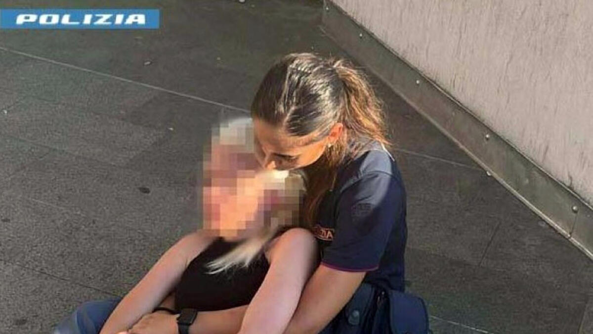 Si lancia dal tetto, ragazza di 22 anni afferrata e salvata da una poliziotta - 