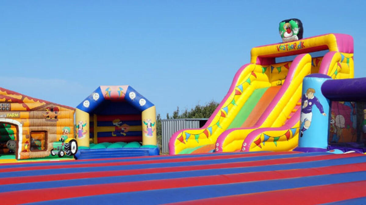 Si buca il gonfiabile, bambini feriti - 