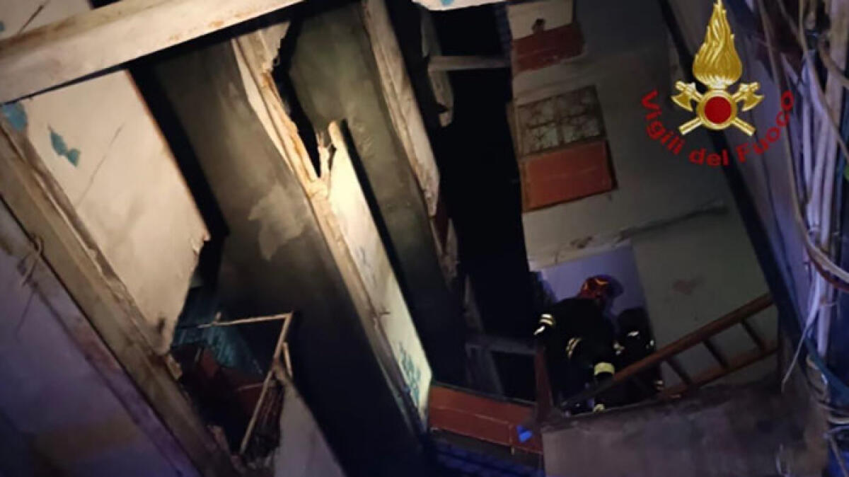 Crollo nella Vela di Scampia: un morto e 7 feriti, bimbo al Santobono - 