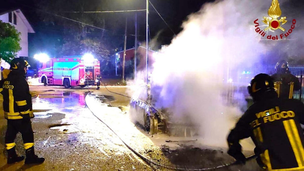 L'auto va a sbattere e poi prende fuoco: 20enne nell'abitacolo - 