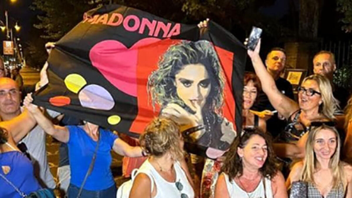 Madonna agli Scavi di Pompei, fan in delirio per ore - 