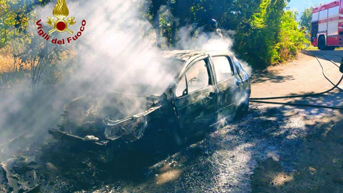 Auto in fiamme, il conducente si salva in extremis - 