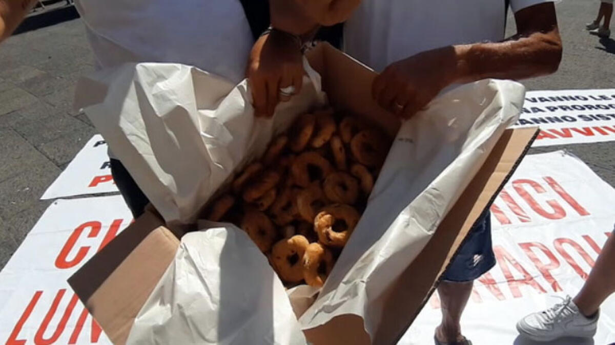 Sigilli ai chioschi di Mergellina, protesta e taralli davanti al Comune - 