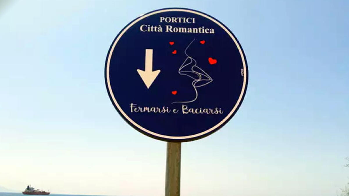 Portici come Palma Campania: il segnale obbliga a baciarsi - 