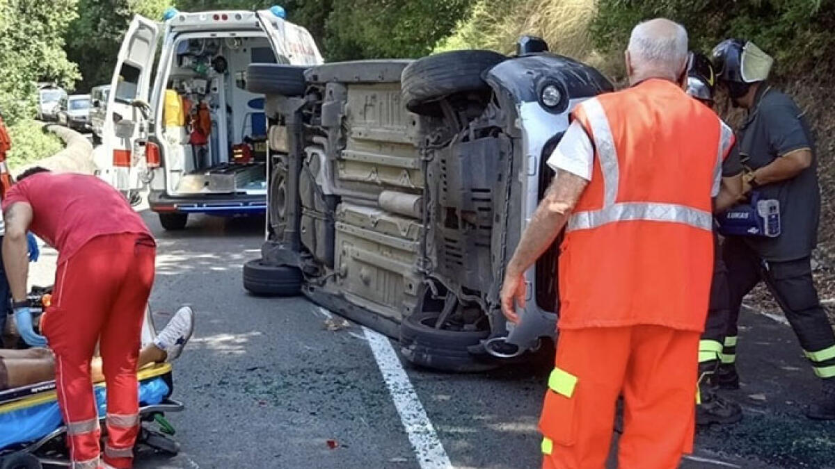 Auto si ribalta sulla Statale in Costiera - 