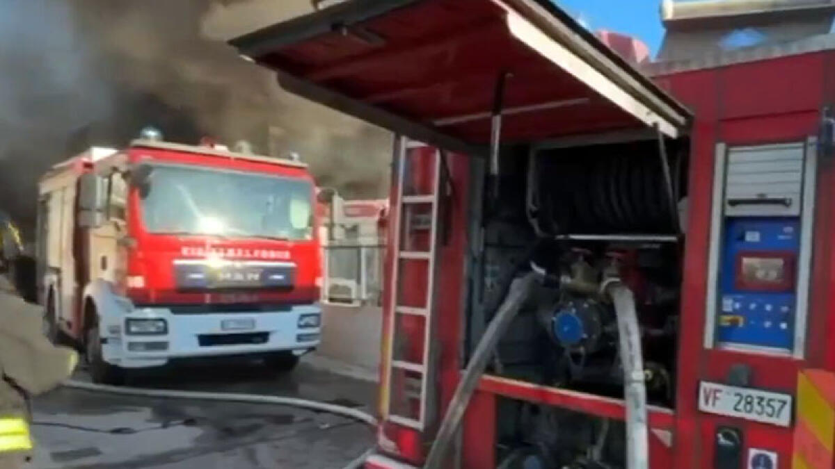 L'incendio di Palma Campania: ordinanza di tenere finestre chiuse e condizionatori spenti - 