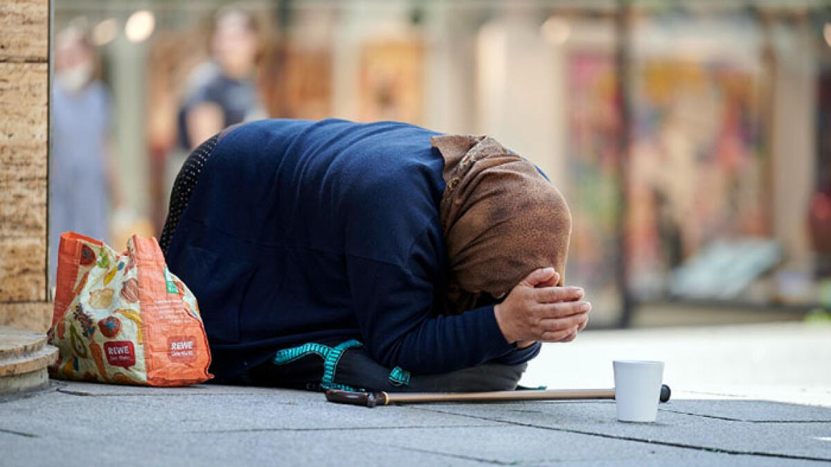 Bimba di 8 anni chiede l'elemosina - 