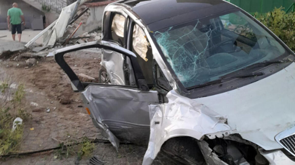 Terribile incidente, auto si schianta e abbatte un palo - 