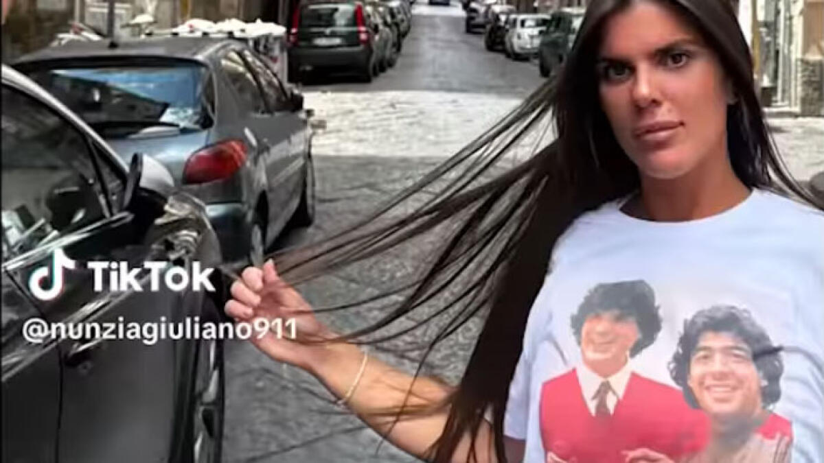 La figlia del boss mette in vendita le t-shirt con la foto del padre insieme a Maradona - 