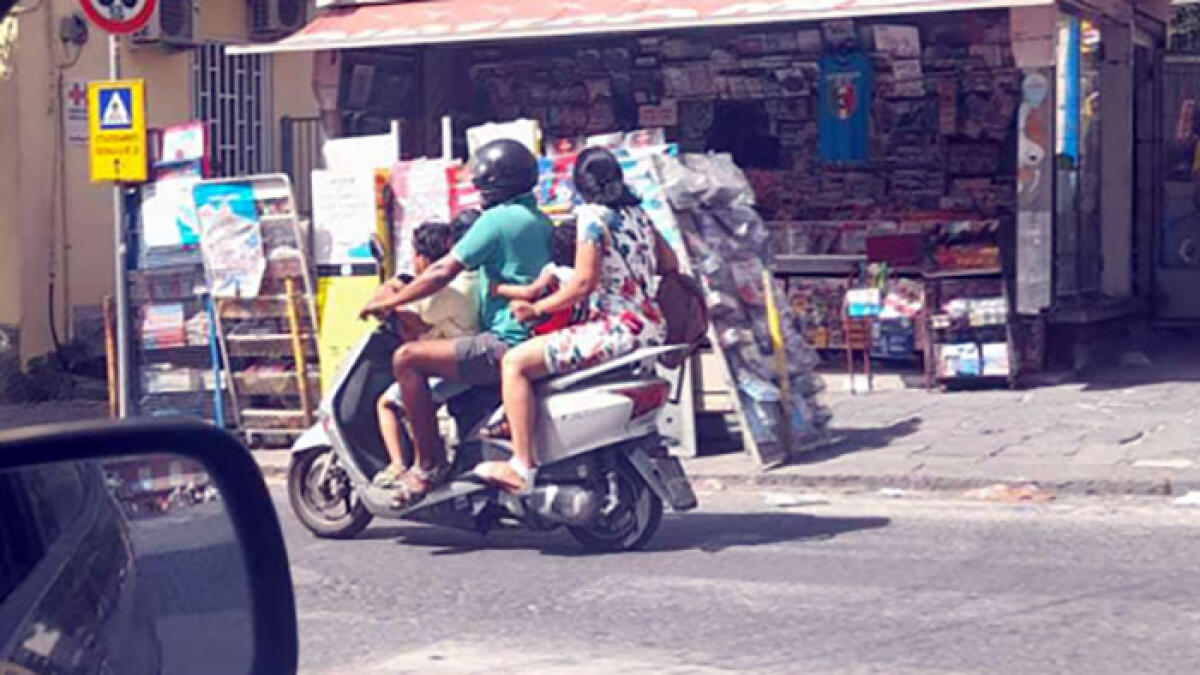 In tre in moto con i bimbi, retata nei Paesi Vesuviani - 
