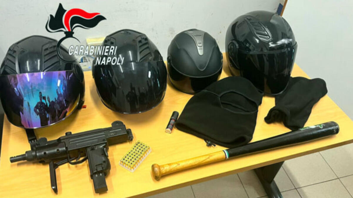 Mitra, caschi e passamontagna: scoperto il kit dei rapinatori - 