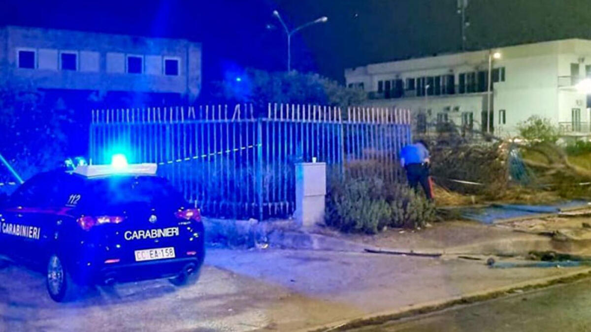 Auto si ribalta e finisce contro un cancello, morto il conducente - 