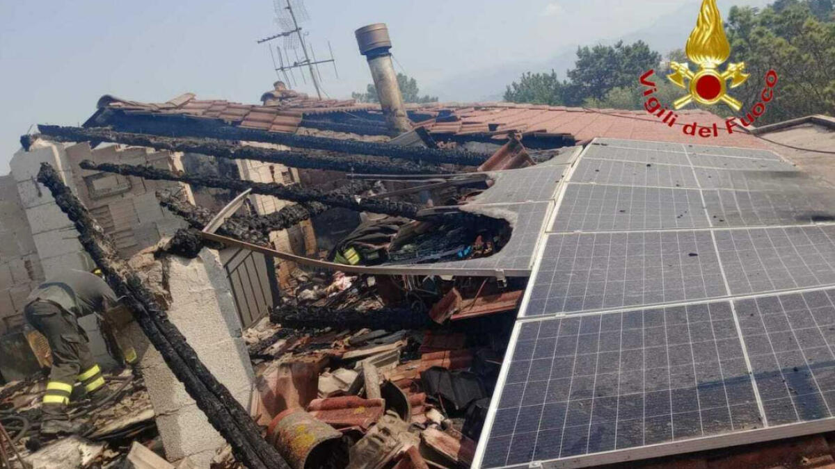 Villetta distrutta da incendio, tutti evacuati - 