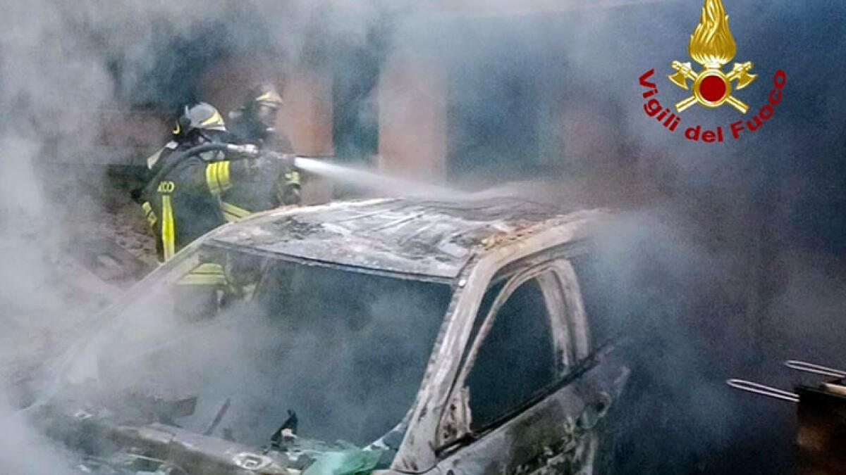 Auto in fiamme nel cuore di Pompei, il conducente si salva - 