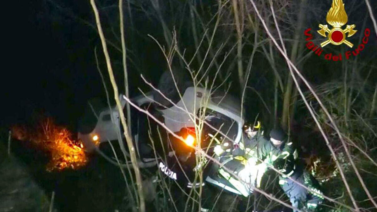Auto con quattro persone finisce nel dirupo - 