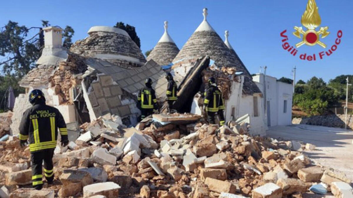 Esplode trullo, persone sotto alle macerie - 