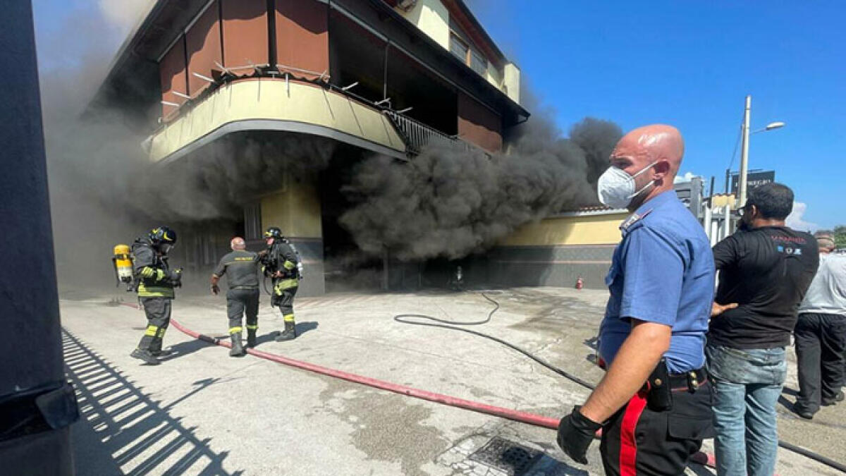 Pomigliano, casa in fiamme e tre persone bloccate all'interno - 