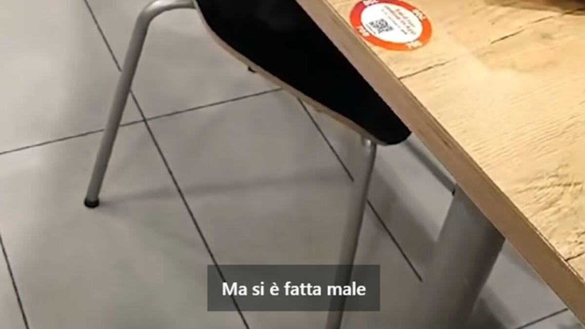 Ragazzina riprende bambini maleducati e viene schiaffeggiata - 