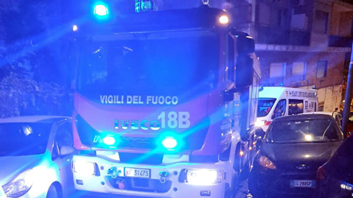Garage in fiamme nel cuore della notte: famiglie evacuate - 