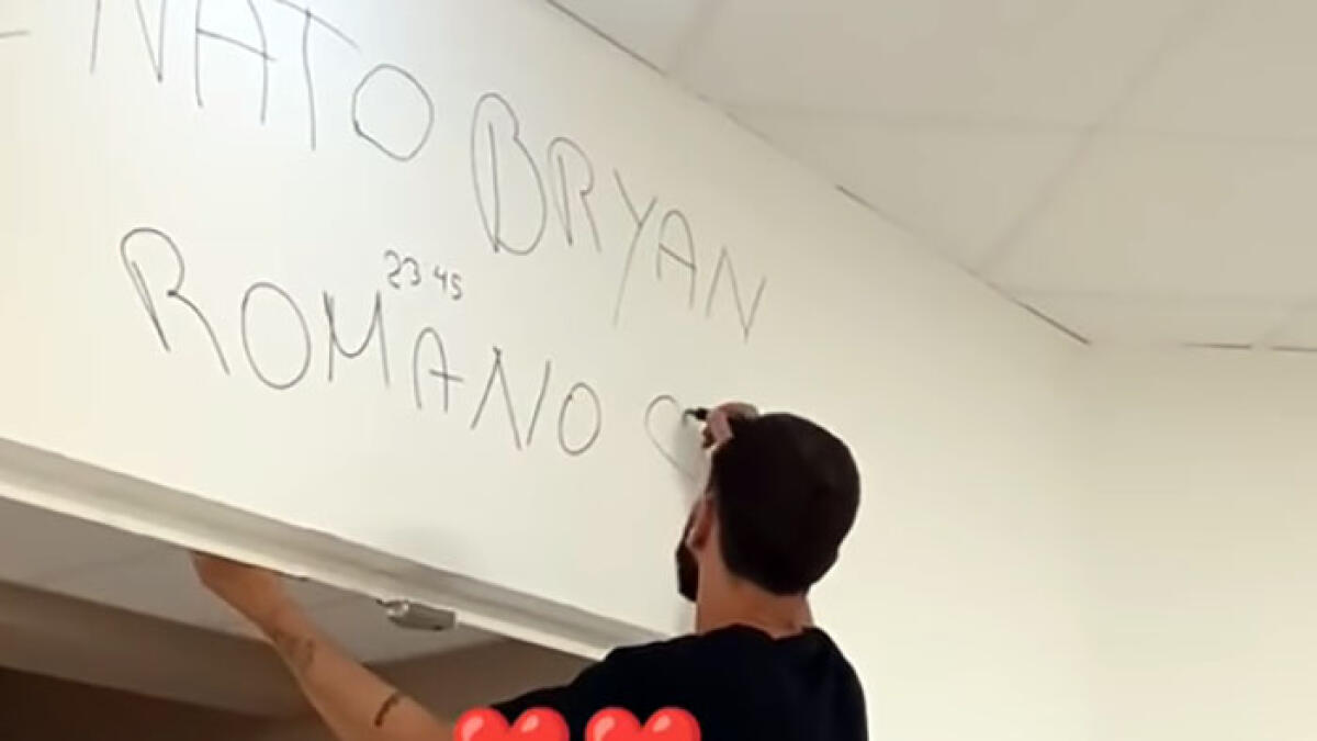 Nasce il figlio, scrive su un'intera parete dell'ospedale - 