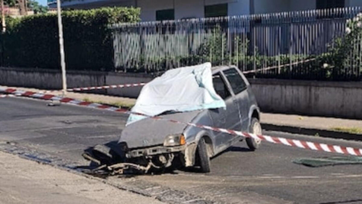 Finisce contro un palo e muore - 