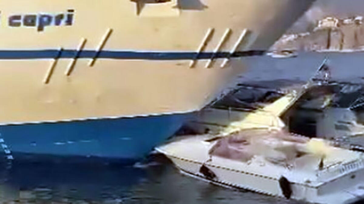 Traghetto finisce contro le barche - 