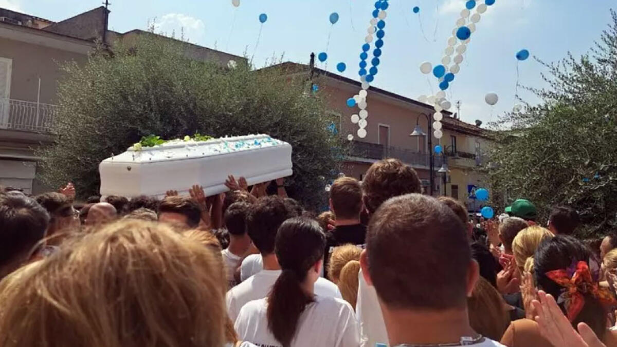 Nicola morto in Albania, t-shirt con il suo volto ai funerali - 