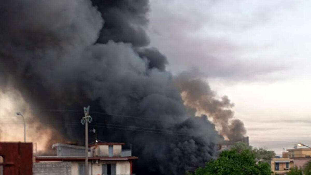 Grosso incendio a Palma Campania, fabbrica in fiamme e con gli idranti a secco - 