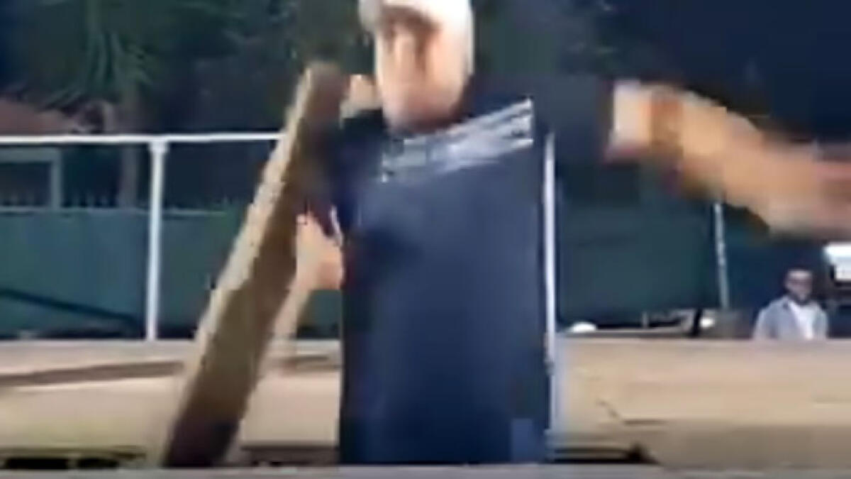 Crolla il palco mentre Gigione sta cantando - GUARDA IL VIDEO - 