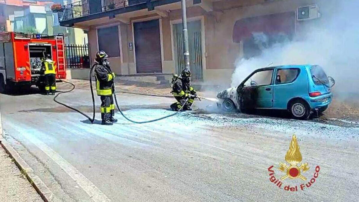 Auto in fiamme, una donna nell'abitacolo - 