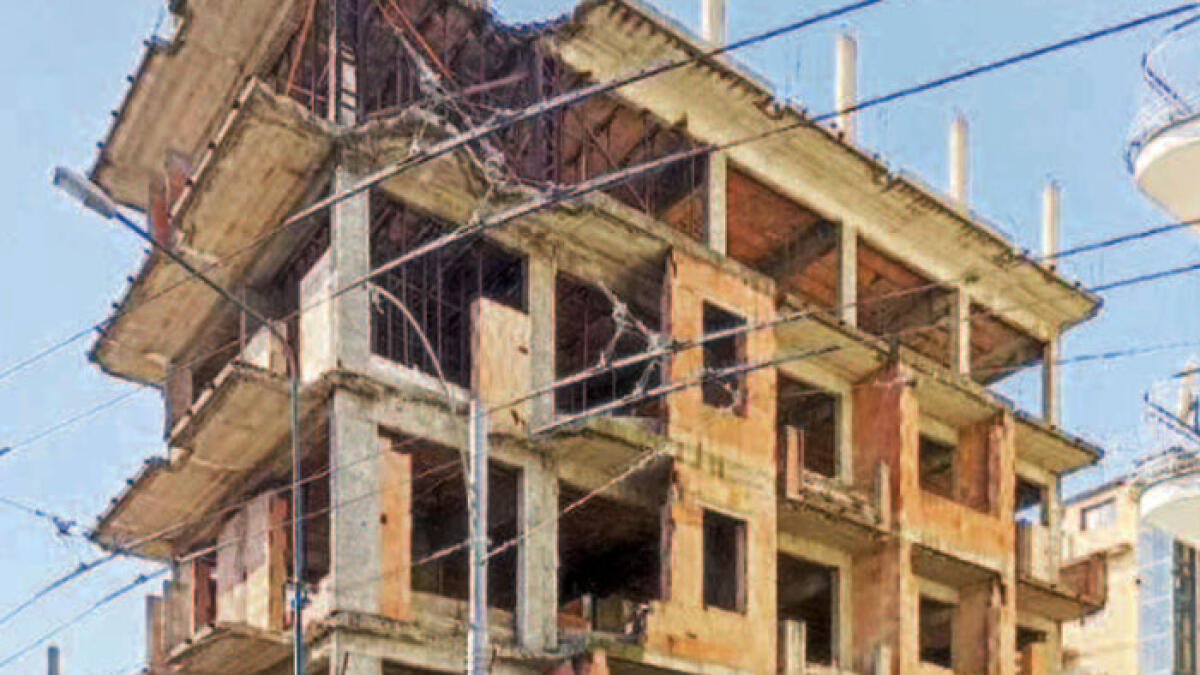 Demolizioni, giù l'ecomostro - 