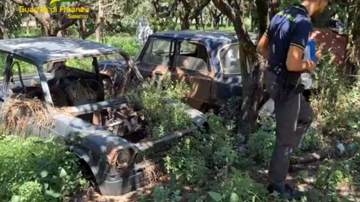 Cimitero delle auto nell'Agro Nocerino - 