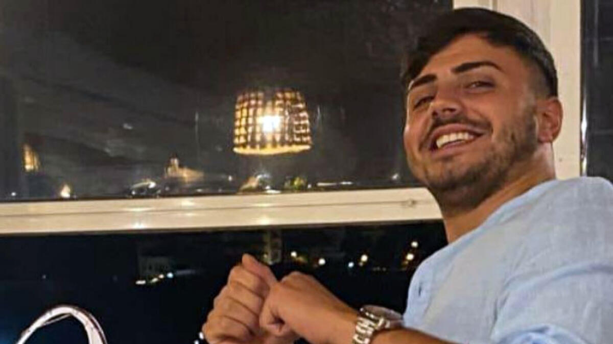 Domenico finisce contro un'auto, Torre piange il 28enne - 