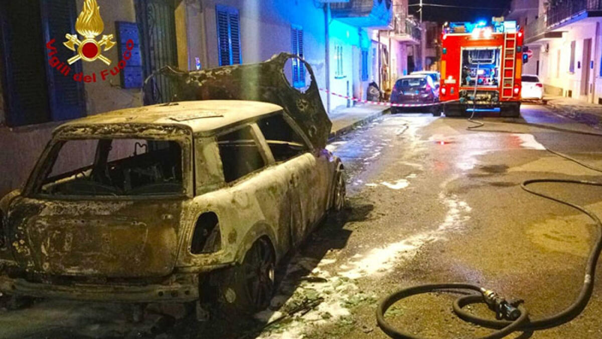 Auto in fiamme, danni a palazzina e negozio - 