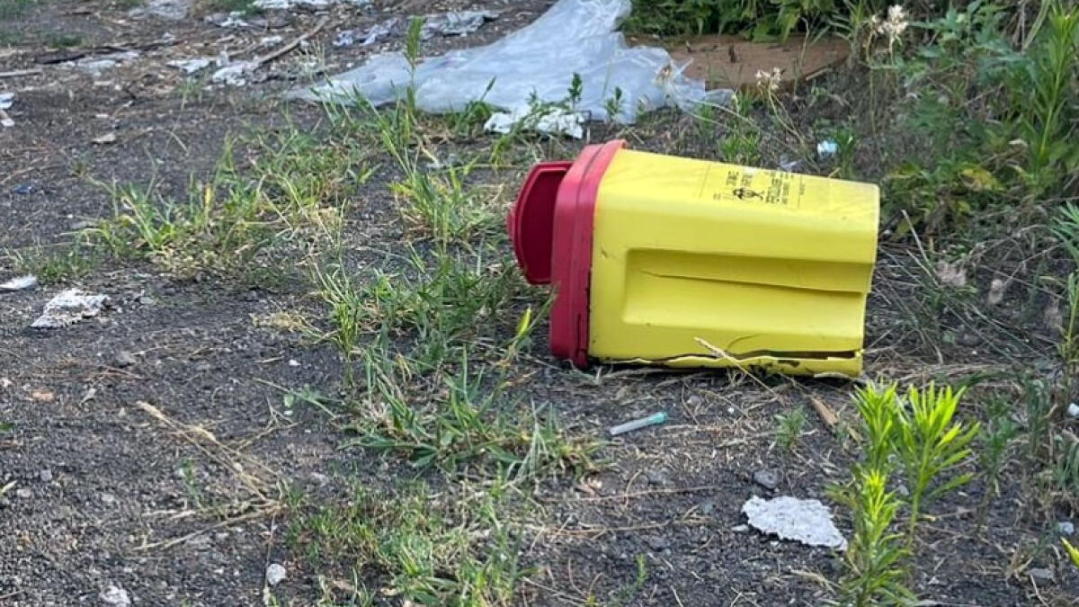 Rifiuti sanitari sversati a Ottaviano in un sentiero verso il Vesuvio - 