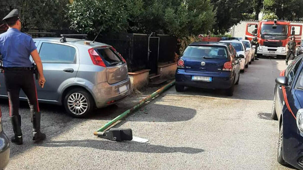 Palo della luce crolla sulle auto - 