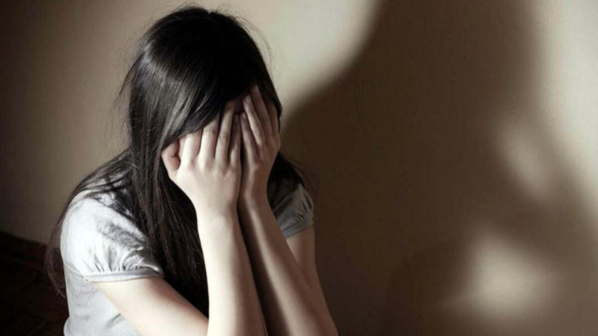 Picchia la ex davanti al figlio, lei filma tutto - 