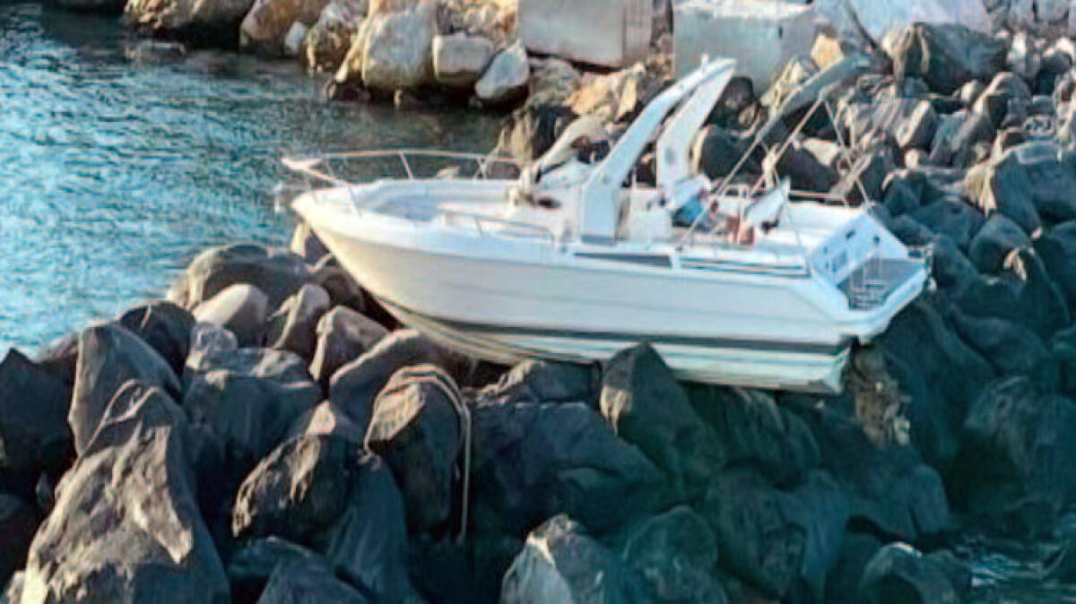 Al timone ubriaco, motoscafo finisce sulla scogliera - 