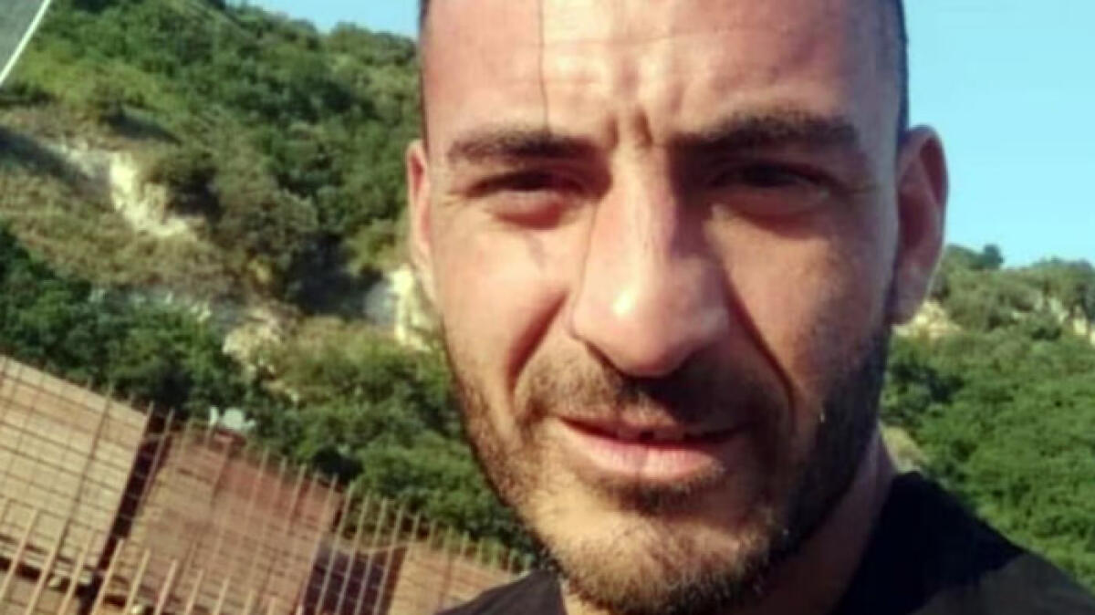 Va a sbattere contro due auto: muore padre di 5 figli - 