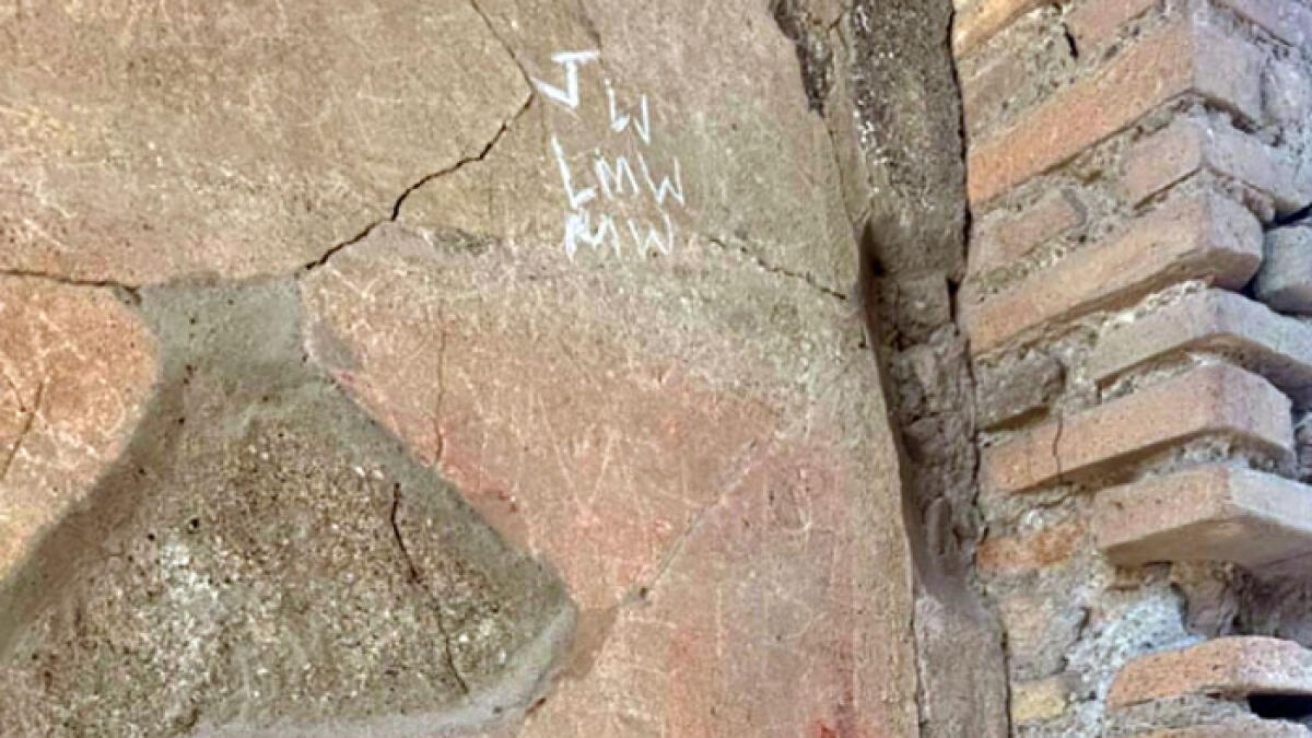Scavi di Pompei, turista incide le iniziali delle figlie sulla parete della Casa dei Vestali - 