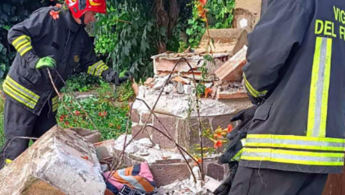 Crolla tettoia, donna travolta - 