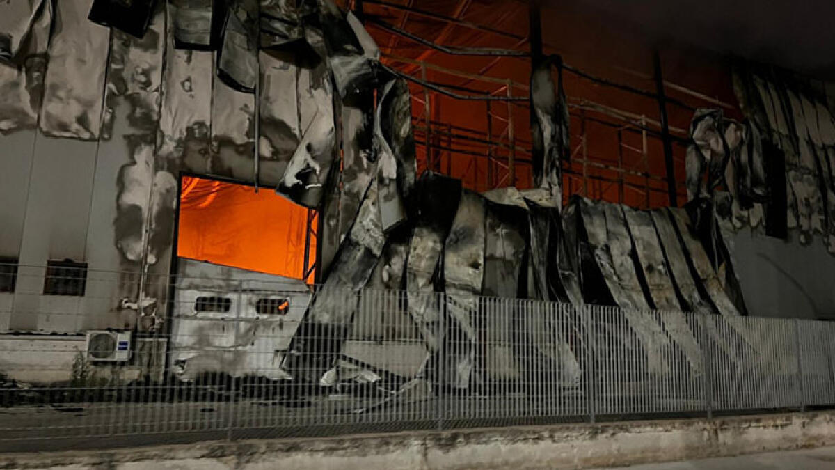 Brucia fabbrica di detersivi: fumo nero e tutto distrutto - 