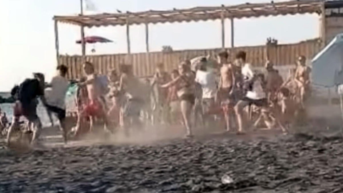 Tremenda rissa tra due bande sulla spiaggia vesuviana - 