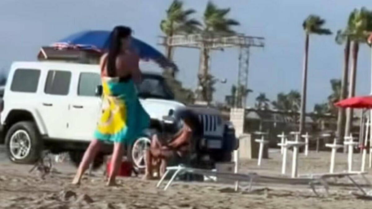 La Jeep passa sulla spiaggia tra i bagnanti, video virale - 
