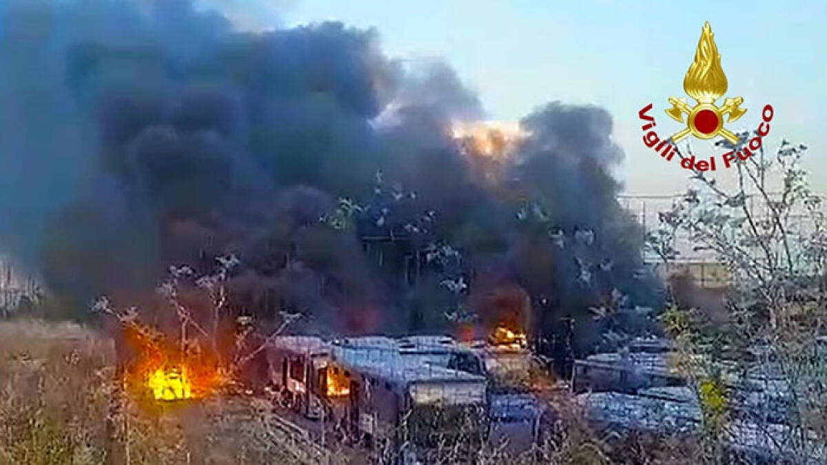 In fiamme autodemolitore: nube nera altissima - 