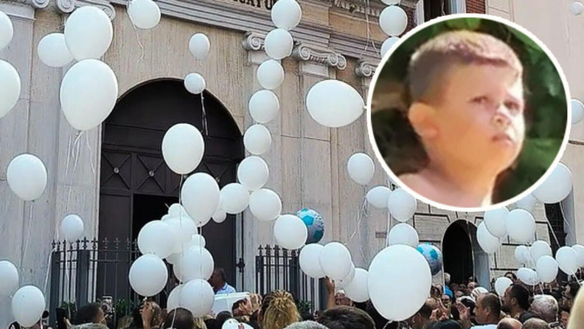 Palloncini bianchi e saracinesche abbassate per l'ultimo saluto a Giuseppe - 