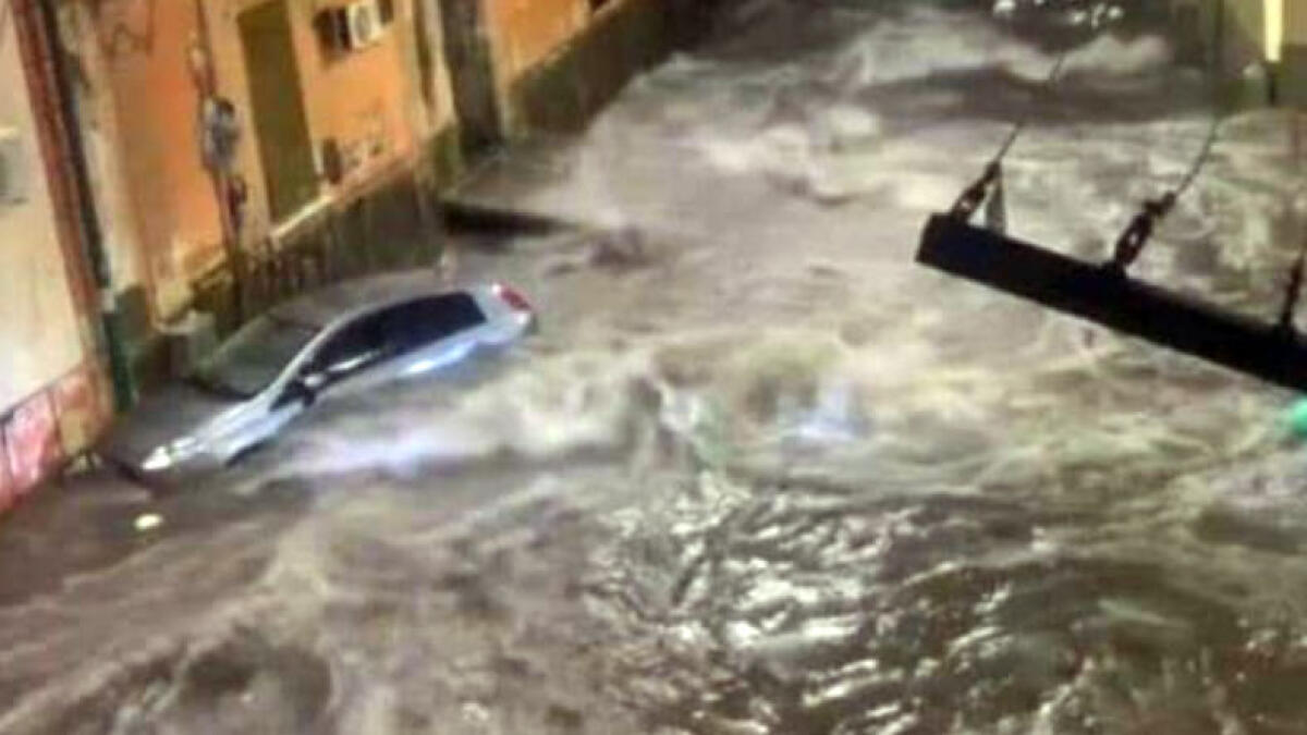 Nubifragio sul Vesuviano: a Torre del Greco auto trascinate dalla pioggia - 