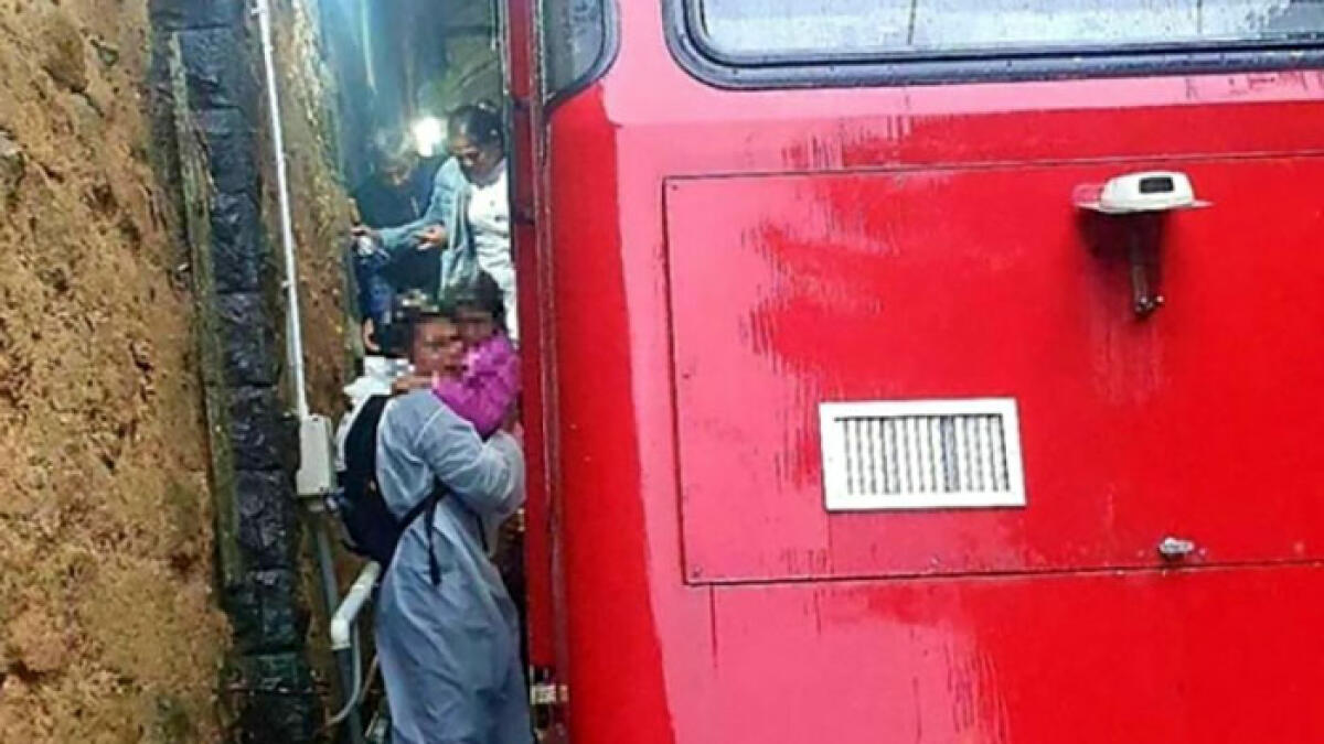 Passeggeri sui binari, funicolare come la Circumvesuviana - 